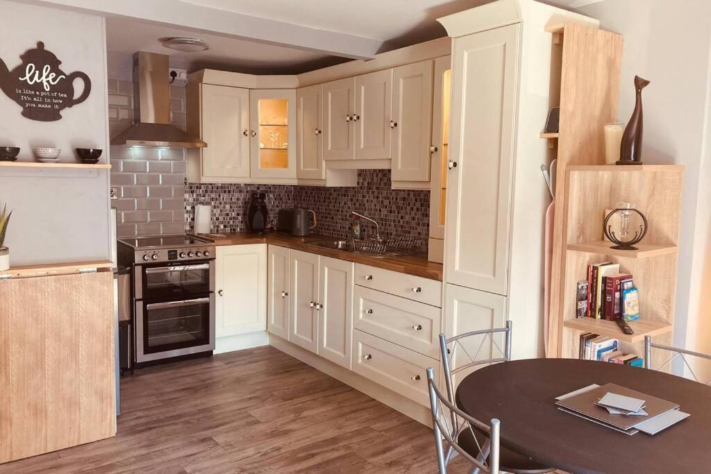 Boutique 2-Bed Town Centre Apartment Ballina  Exterior foto